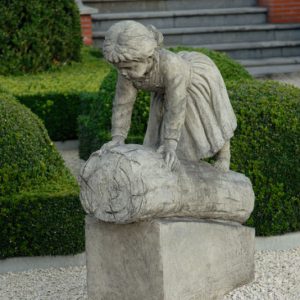 Meisje op boomstam
