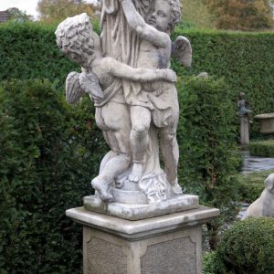Twee kindjes op sokkel