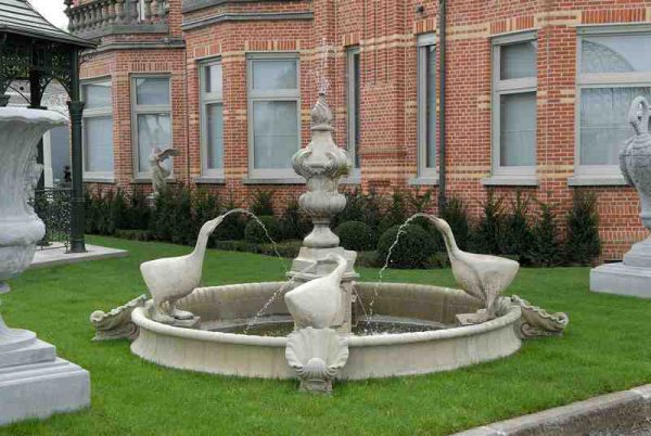 Fontein met zwanen