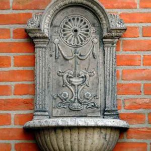 Muurfontein met zuiltjes