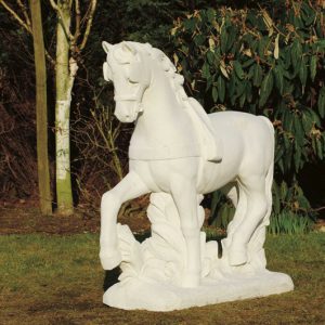 Paard met gareel