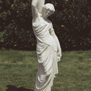 Vrouw met kruik op schouder