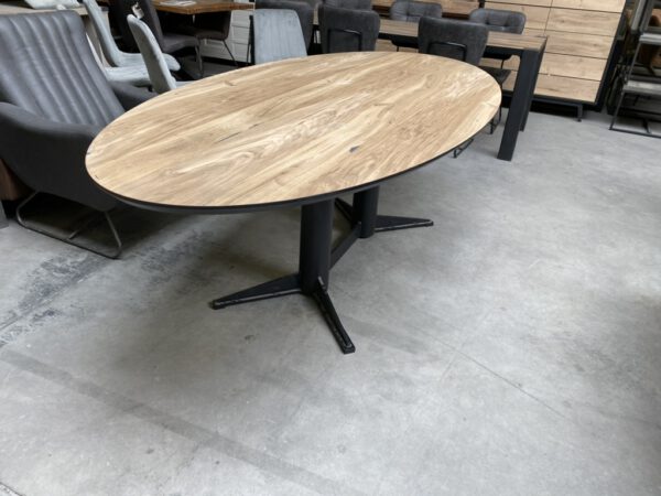 Eettafel ovaal, oud eiken, verjongd