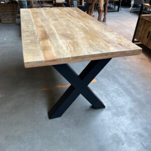 Elin eettafel, mangohout