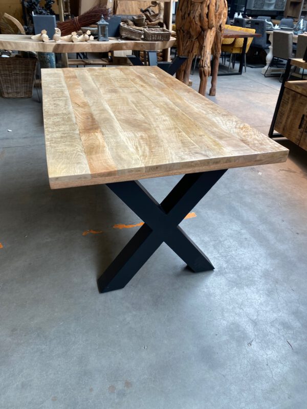 Elin eettafel, mangohout