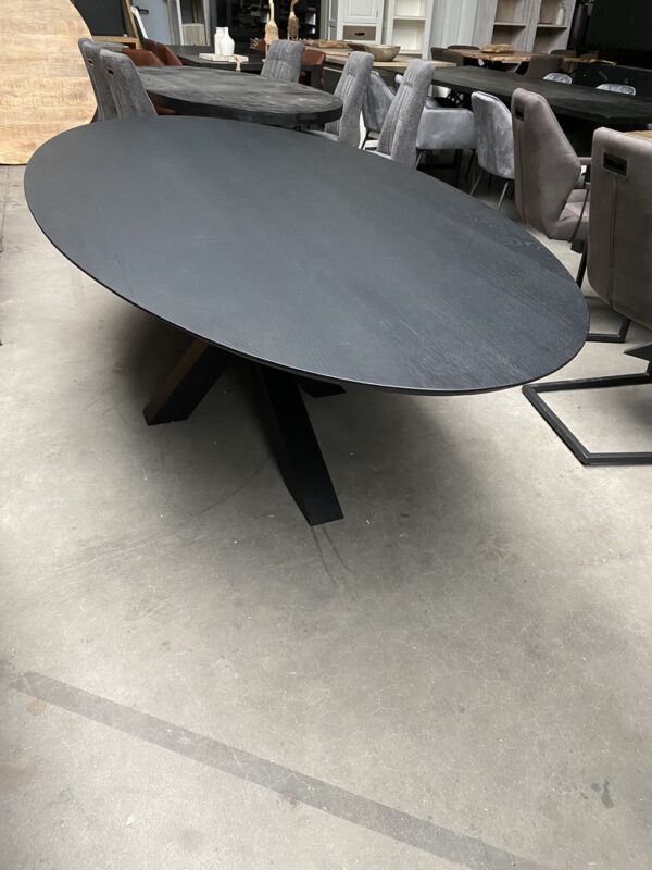 Massief eiken, ovale eettafel zwart, verjongde rand
