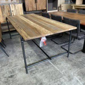Pesaro eettafel, Tower Living