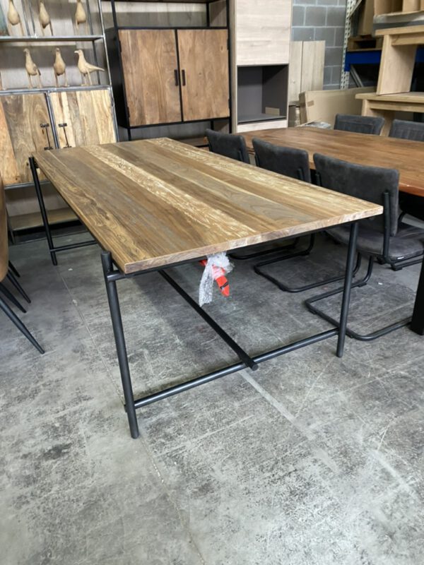 Pesaro eettafel, Tower Living