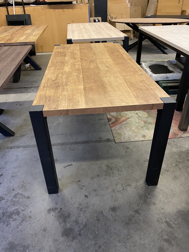 Royalty eettafel zwarte poten, kleur old teak Meubelen Dino