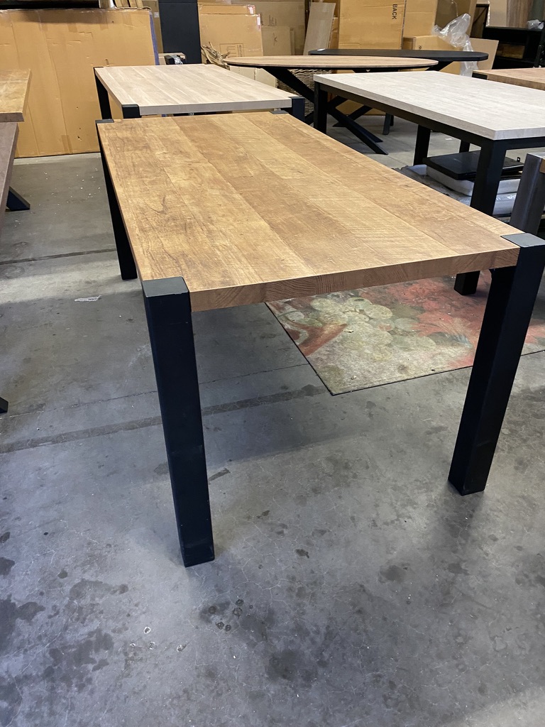 Royalty eettafel zwarte poten, kleur old teak Meubelen Dino