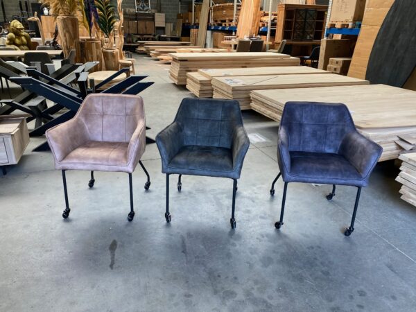 Malaga armstoel, velvet + skatewieltjes