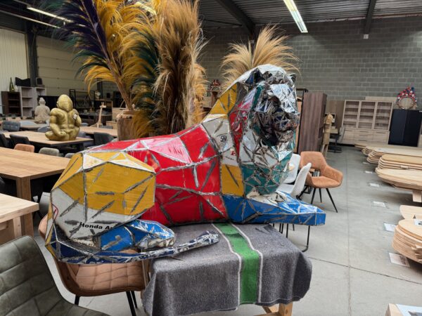 Leeuw gemaakt uit olietonnen - Afbeelding 2