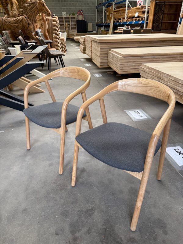 Didier armstoel hout, antraciet kussen