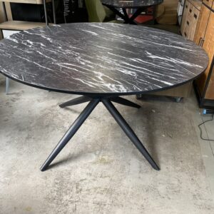 Iris eettafel, marble nero