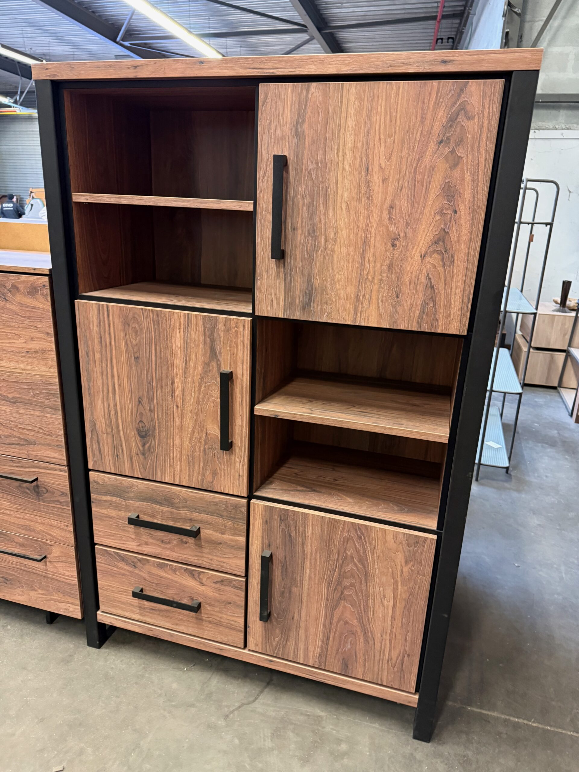 Novara bergkast, kleur seesham