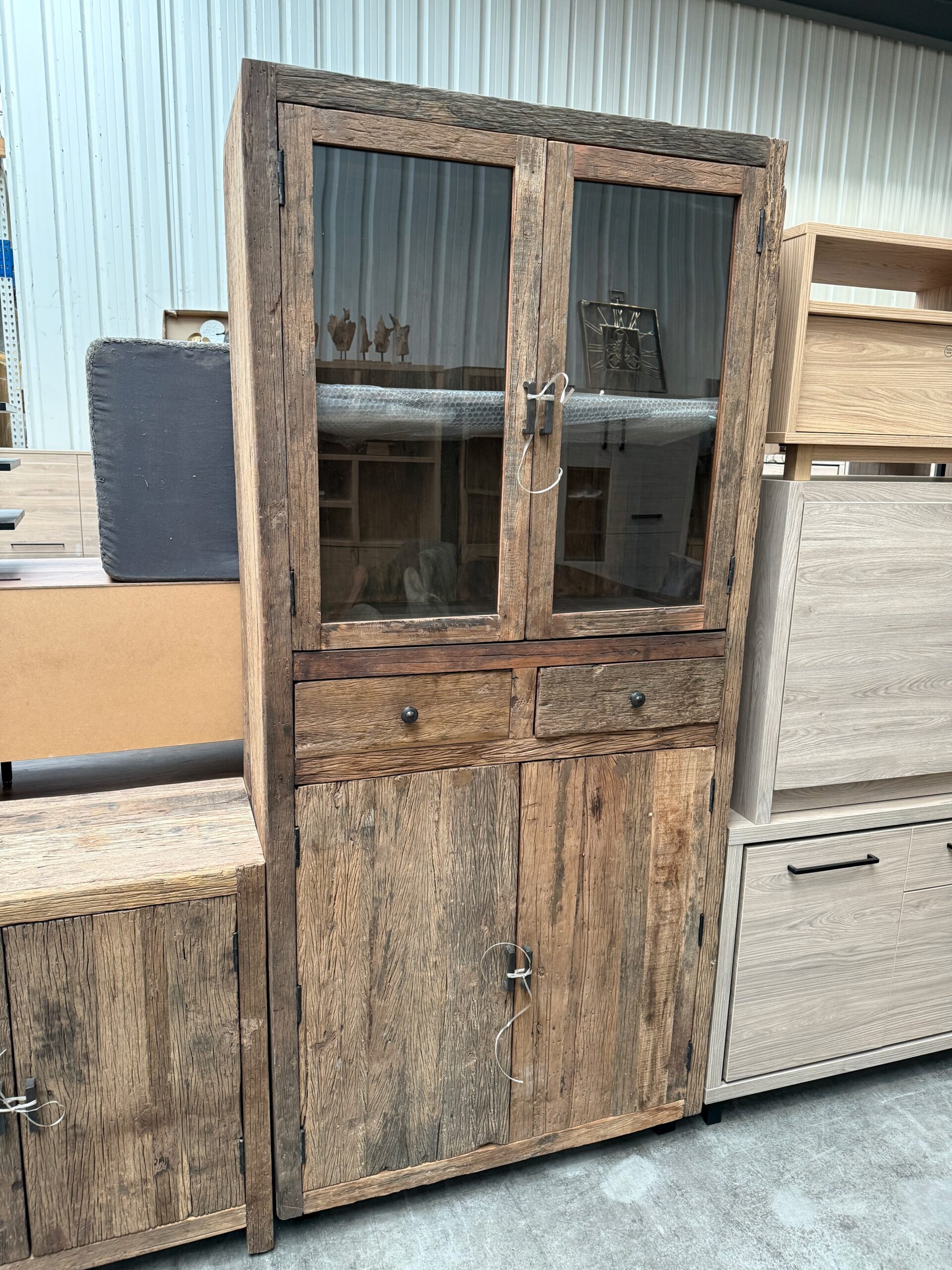 Roots vitrine, verweerd hout